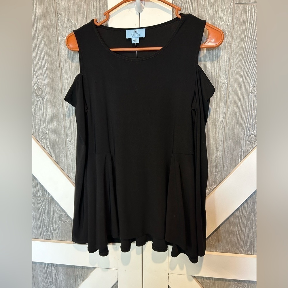 B4.47 CeCe black cold shoulder top Size small